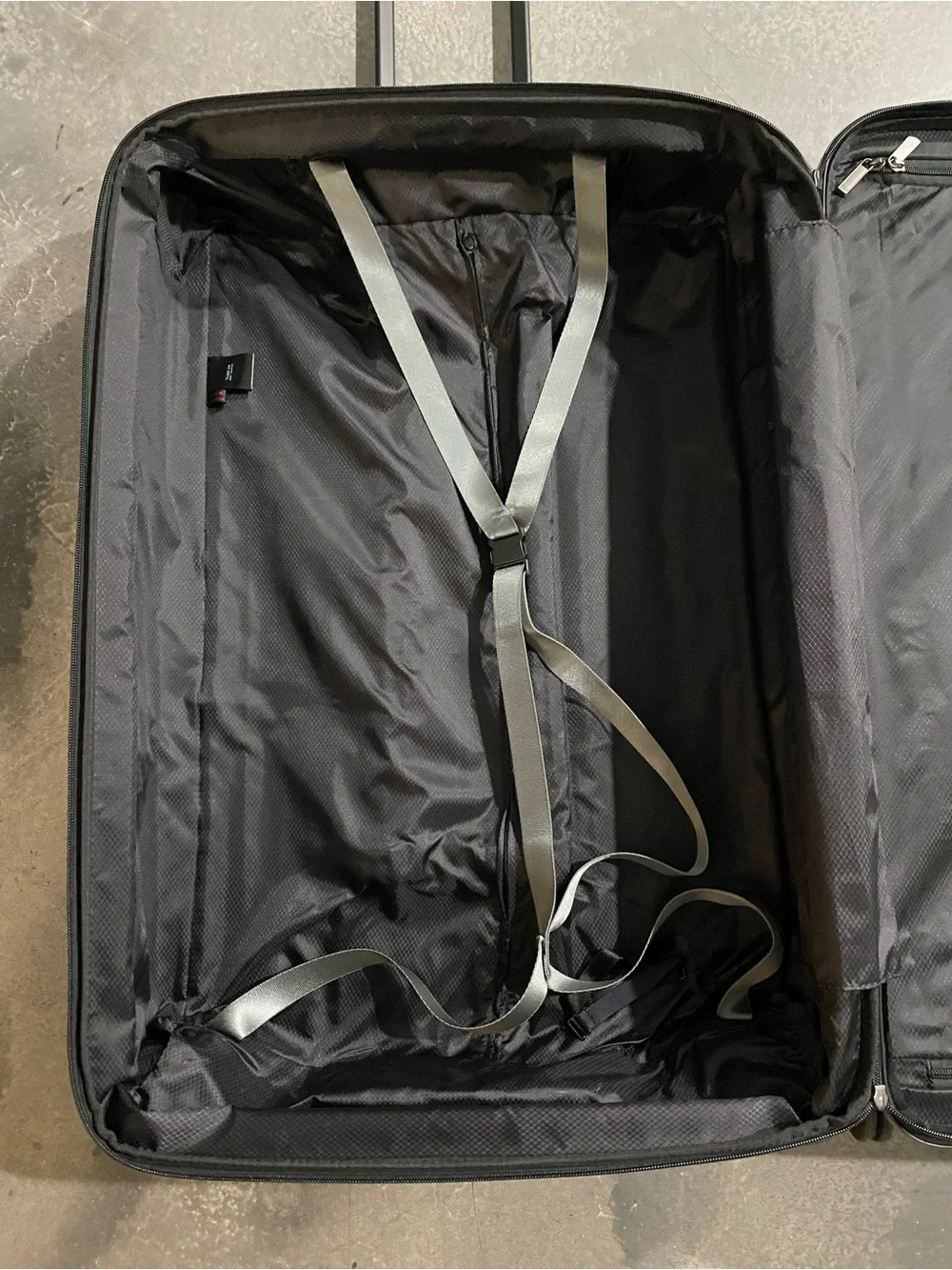 Tumi V4 Extended Trip Expandable 4 Wheeled Packing Case 30”x19”x10” (Sep 026)